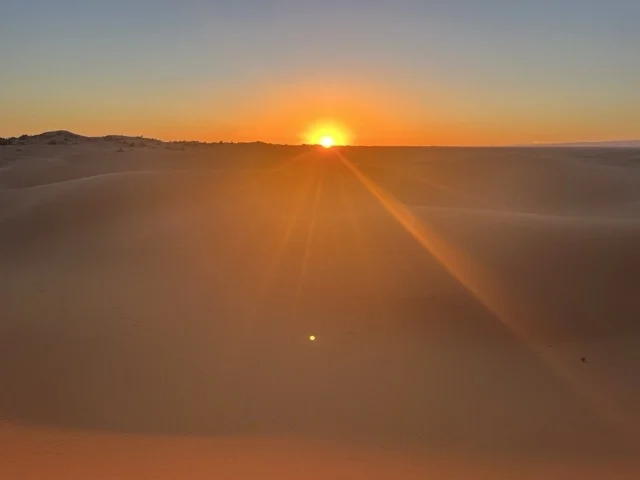 Coucher de soleil dans le désert illustrant la prise de recul