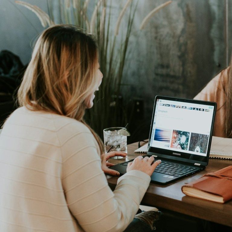 Cadres devant ordinateur ne burn-out à Grenoble